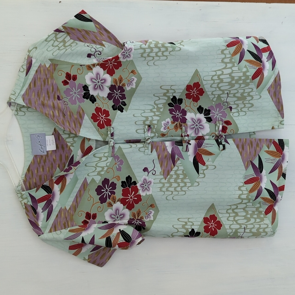 Hawaiian rayon top with frog closures.